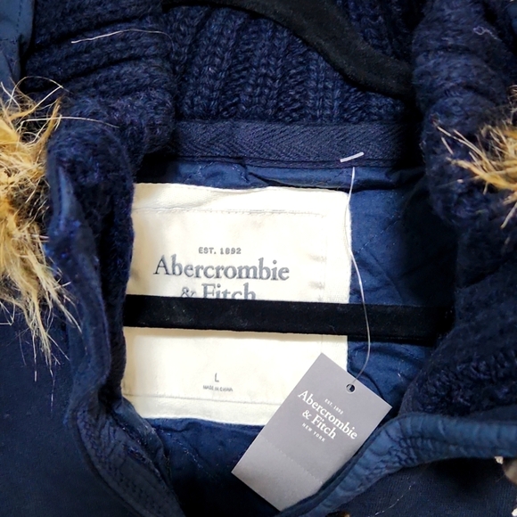 Abercrombie & Fitch Large Navy Blue Jacket With Faux Fur Trim on Hood - Picture 3 of 5